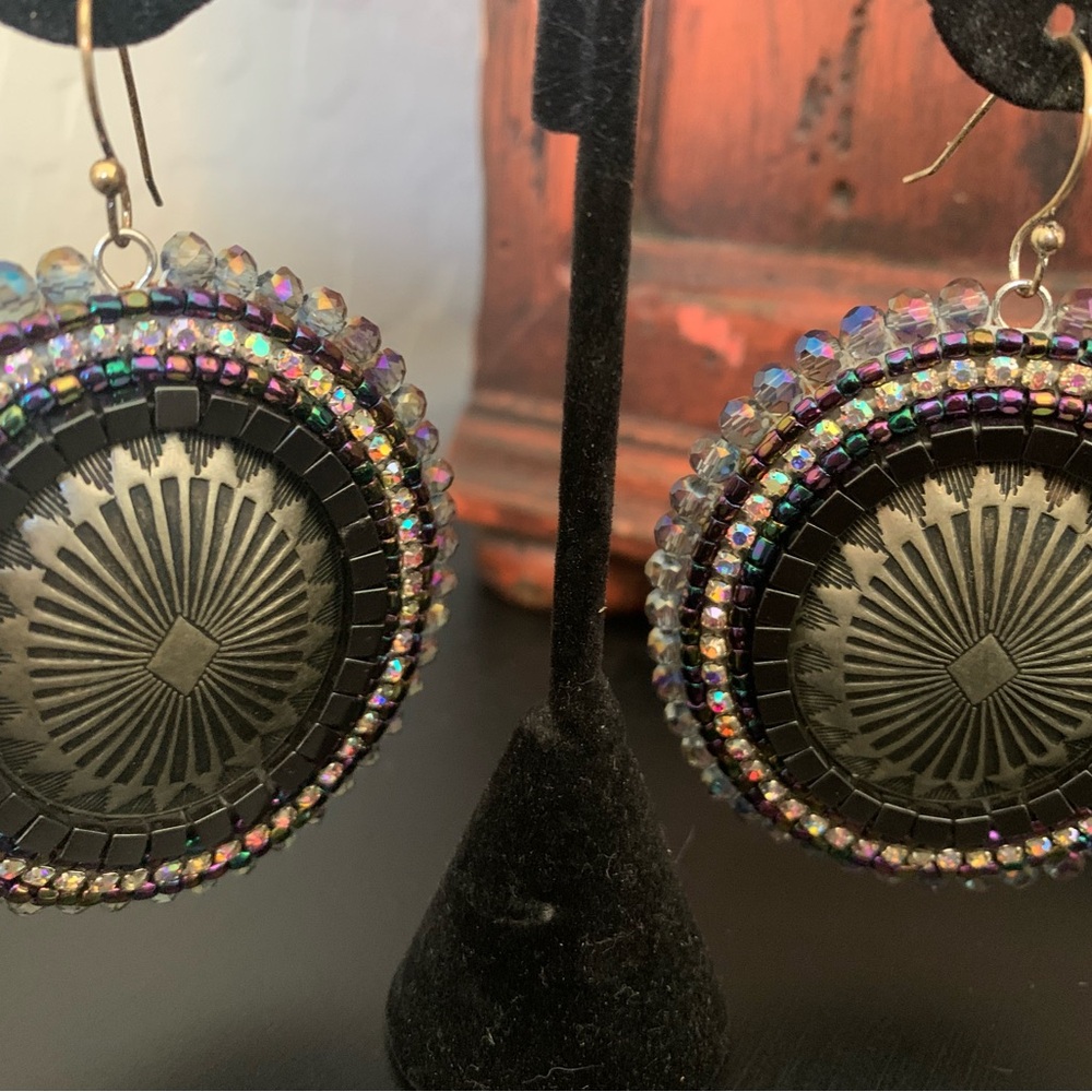 Elegant Black and Gold Beaded Earrings - Picture 2 of 3